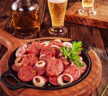 Linguica calabresa defumada fatiada com cebola e cerveja petisco brasileiro   Foto Premium 360x320