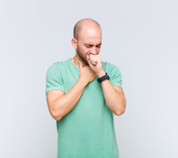 Homem careca passando mal com dor de garganta e sintomas de gripe tosse com a boca coberta 1194 146535 360x320