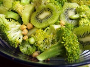 Salade de pois chiches brocolis et kiwis 300x225