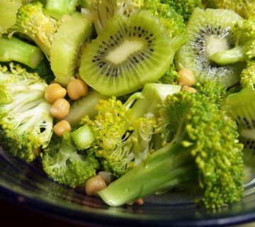 Salade de pois chiches brocolis et kiwis 360x320